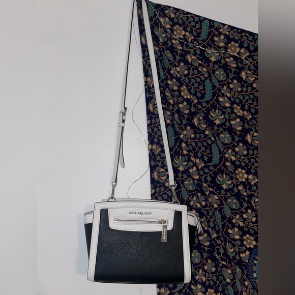 Michael Kors | Cross Body Purse - Picture 1 of 3
